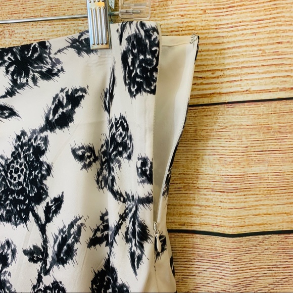 White House Black Market Floral Skirt 8 100% Silk - Picture 3 of 4